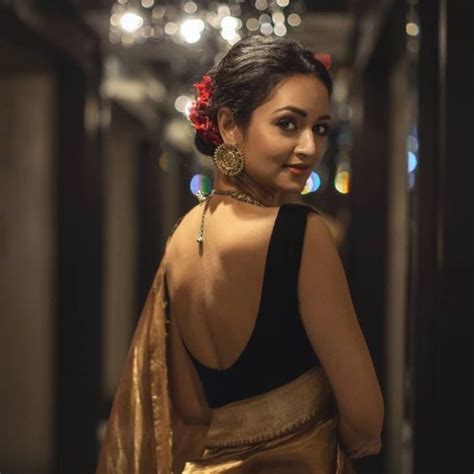 candid saree|Instagram Saree Poses Photoshoot Ideas .